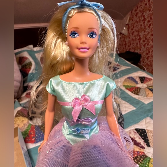 Vintage 1997 AVON SPRING TEA BARBIE MATTEL - Picture 3 of 4